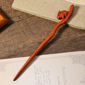 Nueva horquilla de pelo de conejo de jade y sándalo rojo de estilo retro chino, simple y versátil para uso diario, Hanfu, cheongsam y otros. - Product Image 1