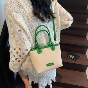 กระเป๋าสะพายทรงอานม้าสไตล์วินเทจสำหรับผู้หญิง ทำจาก PVC เหมาะสำหรับงานแต่งงานริมชายหาด ประดับคริสตัล ปิดด้วยซิป บุด้วยผ้าแคชเมียร์ พร้อมสายสะพายเอว - Product Image 6