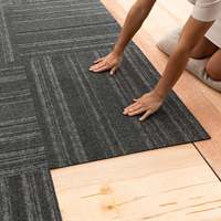 Dalles de moquette carrées modernes pour bureaux et espaces commerciaux 50x50, ignifuges, en polypropylène, avec support bitumé, à boucles