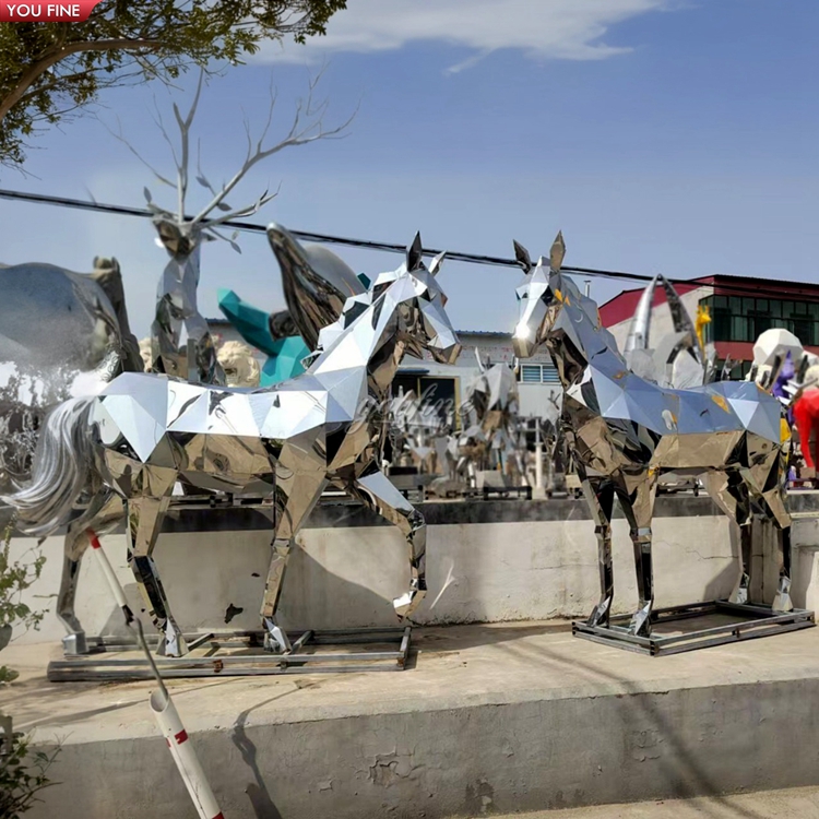モダンなカスタムデザインの幾何学的な抽象的な金属製の馬の彫刻（庭用