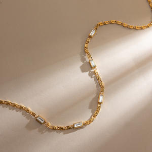 Collier Classique pour Femme en Chaîne Dorée, Étanche, Plaqué Or 18 carats, en Acier Inoxydable, Chaînes Marinier Tendance avec Pierres Brillantes - Product Image 5