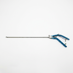 Porte-aiguille de type Storz pour chirurgie laparoscopique, en aluminium, instrument manuel, poignée bleue. - Product Image 1