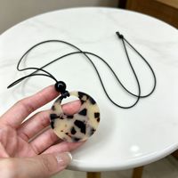Collier pendentif géométrique en résine imprimé léopard avec cordon en chanvre, nouveau modèle 2026, longue chaîne pour pull, cadeau pour femme