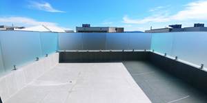 Barandilla de vidrio esmerilado ST con espigas de acero inoxidable: enfocada en la privacidad para balcones, terrazas y patios - Product Image 6