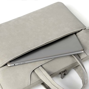 Sac fourre-tout pour ordinateur portable gris foncé en polyester avec coussin d'air protecteur, poignée et fermeture, pour transport à l'épaule, idéal pour les voyages d'affaires - Product Image 3