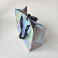 Sac en papier imprimé au laser de luxe avec poignée, sac cadeau holographique personnalisé, sacs d'épicerie réutilisables pour l'emballage de cosmétiques