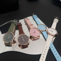 Montre à bracelet coloré pour femmes, tendance et populaire, boîtier en alliage, bracelet en cuir, montre à quartz décontractée pour femmes