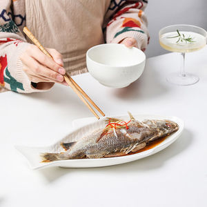 จานเสิร์ฟรูปปลาขนาด 13 นิ้ว ผลิตจากพอร์ซเลนแบบยั่งยืน ดีไซน์นอร์ดิก สวยงามไม่ซ้ำใคร เหมาะสำหรับงานแต่งงาน ร้านอาหาร ใช้งานได้ดี - Product Image 5