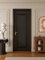 Porte en bois à charnières de style médiéval, peinte en noir, avec lignes décoratives et boucle profonde de style mid-century