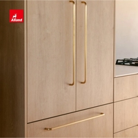 Armoire de cuisine en placage de chêne blanc scié Alland Rift, placage uni, avec éclairage linéaire, style moderne, sur mesure