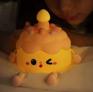 ไฟกลางคืนรูปเค้กวันเกิดการ์ตูนน่ารัก ซิลิโคนนุ่มนวลทันสมัย ชาร์จผ่าน USB ปรับความสว่างได้ เหมาะสำหรับเด็ก สร้างบรรยากาศเทศกาล - Product Image 2