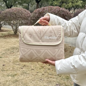 Tappetino da Preghiera Musulmano Pieghevole Impermeabile per Picnic, Spiaggia, Campeggio, Escursionismo e Viaggi all'Aperto - Product Image 1