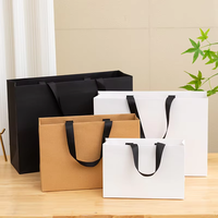 Emballage de magasinage de boutique avec poignée en ruban de luxe Sacs cadeaux en papier kraft personnalisés avec votre propre logo Sacs en papier noir