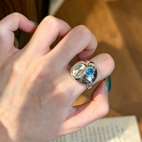 Fabrik-Großhandel Kupfer Vergoldeter Offener Verstellbarer Ring mit Unregelmäßiger Gebogener Oberfläche und Blauem Zirkonia für Damen