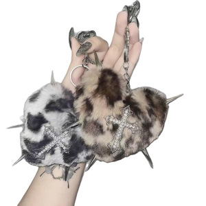 Llavero de peluche con forma de corazón, cruz metálica y púas, estilo punk, mosquetón para accesorios de moda - Product Image 4