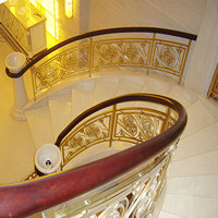 Mains courantes en PVC de peinture de grain de bois de couleur unie balustrades d'escalier incurvées rondes conception de garde-corps d'escalier