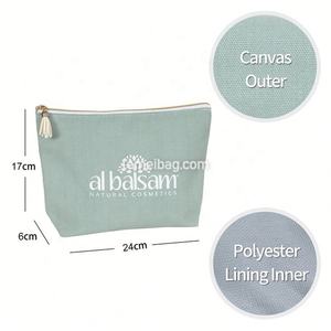 Bolsa de maquillaje de moda de lona personalizable de lujo con cierre de cremallera y detalle de borla - Product Image 3