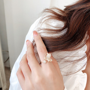 Anillo Creativo y Moderno para Mujer, Chapado en Oro con Cobre, Ajustable, con Mariposa, Circonita y Piedra Natural, para Uso Diario Informal - Product Image 5
