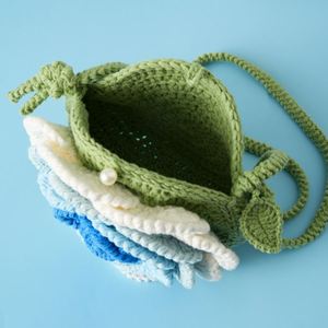 Bolso de hombro cruzado de ganchillo hecho a mano con flor de camelia, bolso de punto para auriculares, monedero de ganchillo, funda para teléfono móvil - Product Image 3