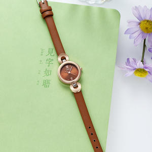 Montre à bracelet en cuir minimaliste pour femme, montre-bracelet à quartz polyvalente et élégante. - Product Image 5