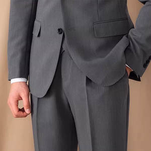 Abito su Misura da <span class=keywords><strong>Uomo</strong></span> Grigio Fumo con Risvolto Largo in Poliestere, Finitura Opaca Liscia, Abbigliamento Esecutivo per Trattative Finanziarie - Product Image 4