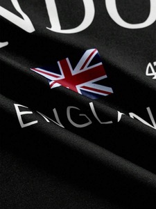 T-shirt noir à manches courtes avec bordures contrastées, lettrage et imprimé drapeau. Personnalisation directe en usine disponible F10 - Product Image 5