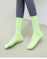 Chaussettes décontractées en polyester tricotées à aiguille simple, mi-mollet, rayées, chaudes et absorbantes pour femmes, idéales pour les fêtes et les spectacles.