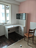 Bureau d'angle en L avec bibliothèque vitrée et armoire de rangement à tiroirs perforés, table d'étude et d'écriture pour étudiants à domicile
