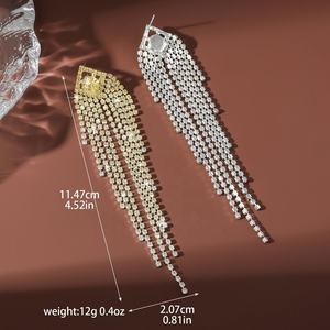 ต่างหูพู่ยาวประดับเพชรเทียมสีไล่ระดับทันสมัยสำหรับงานปาร์ตี้ผู้ชาย ทำจากโลหะผสมสังกะสี - Product Image 4