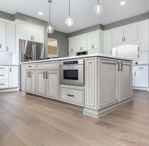 Armoire <span class=keywords><strong>de</strong></span> cuisine élégante blanche <span class=keywords><strong>avec</strong></span> poignée intégrée et <span class=keywords><strong>plaque</strong></span> <span class=keywords><strong>de</strong></span> <span class=keywords><strong>cuisson</strong></span> intégrée, en bois massif, style Shaker, cuisine contemporaine - Product Image 4