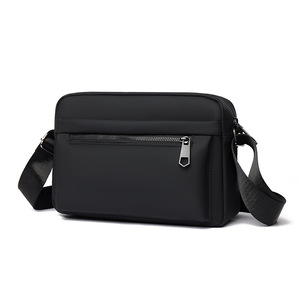 Riñonera Deportiva Ligera con Logotipo Personalizado, Mini Bolsa Cruzada Negra con Correa Ajustable para Hombres y Mujeres, para Uso en Exteriores - Product Image 2