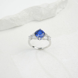 Bague en argent sterling S925 avec saphir, design de niche - Product Image 3
