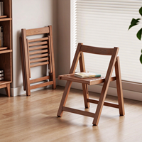 Chaise pliante en bois peu encombrante avec assise et dossier à lattes pour salon, chambre et usage domestique