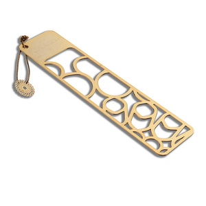 Marcapáginas de metal personalizado chapado en oro con diseño hueco y dije - Product Image 3
