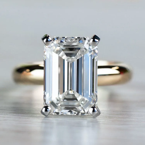 แหวนหมั้นเพชรตัดมรกต Solitaire 4 กะรัต VS2/D 18K ที่ผ่านการรับรอง - Product Image 1