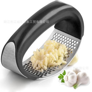 Presse-ail manuel en acier inoxydable Yangjiang, broyeur d'ail incurvé réutilisable, lavage à la main uniquement - Product Image 1