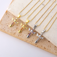 Pendentif Croix Ailée Dorée Élégante avec Pierres CZ Colorées, Bijou Religieux Aile d'Ange, Vente en Gros pour Femmes et Hommes