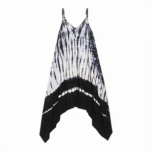 Robe mi-longue tie-dye noire et blanche pour femme, certifiée GOTS et OEKO-TEX, HuaYi |   Robe d'été bohème à col en V, bretelles spaghetti et dos nu - Product Image 2