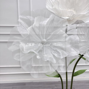 Grandes fleurs artificielles en soie faites à la main, romantiques, avec support, toucher réaliste, rose en papier géante pour décoration de mariage - Product Image 3