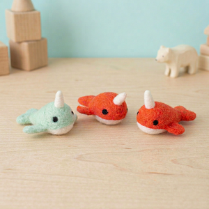 Adorno de fieltro de lana con forma de mini narval hecho a mano para decoración interior infantil - Product Image 5