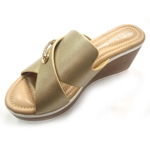 Nuovi prodotti caldi scarpe da <span class=keywords><strong>pantofola</strong></span> con zeppa tacco alto fibbia <span class=keywords><strong>oro</strong></span> per i commerci all'ingrosso - Product Image 4