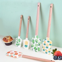 Sendok Spatula silikon kustom seri buah tahan suhu tinggi pegangan kayu untuk memanggang kue