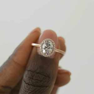 Bague de fiançailles solitaire en diamant taille ovale sertie à griffes, or 14k/18k, grande bague unisexe en diamant naturel certifié, design élégant - Product Image 1