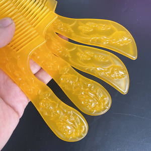 Peine de madera tallado amarillo, peine de plástico, peine para el cabello imitación cera de abeja, para alisar y peinar el cabello rizado, 1 yuan al por mayor. - Product Image 4