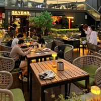 Tables, chaises et canapés en métal pour l'extérieur, ensembles de meubles de restaurant pour patios, cours, jardins, terrasses, restaurants en bord de mer, cafés