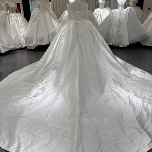 Vestido de Quinceañera/Boda Moderno Wx370 de Satén con Manga Larga, Escote Corazón, Apliques de Encaje con Cuentas y Cola Capilla para Fiesta de 15 Años - Product Image 6