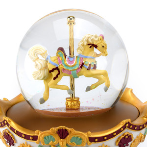 Globo de nieve carrusel navideño personalizado de lujo con dirección navideña artesanal de resina - Product Image 3