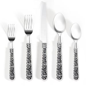 Hepburn: elegante y moderno juego de cubiertos con detalles en plata y oro, hecho de acero inoxidable, perfecto para una cena contemporánea - Product Image 4