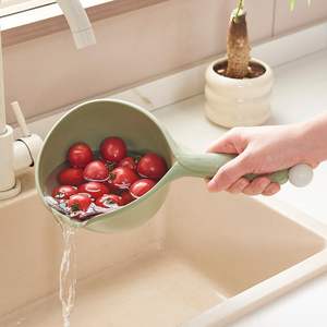 Cucharón de agua de plástico grueso para uso doméstico en la cocina con diseño resistente a caídas para lavar verduras y plantas - Product Image 1