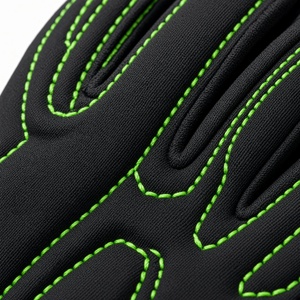 Gants de gardien de but de football noirs personnalisables avec accents verts, en cuir PU, à doigts entiers, avec sangle de poignet réglable, unisexe - Product Image 3